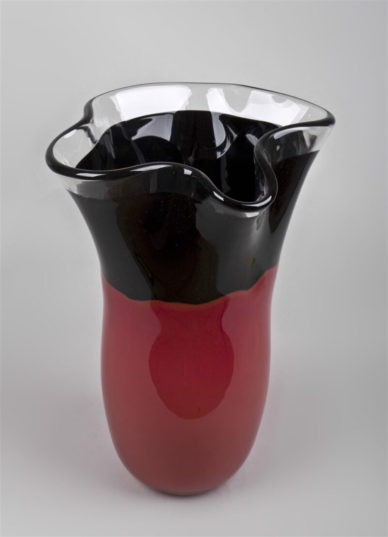 Glasgefäß (rot/schwarz)